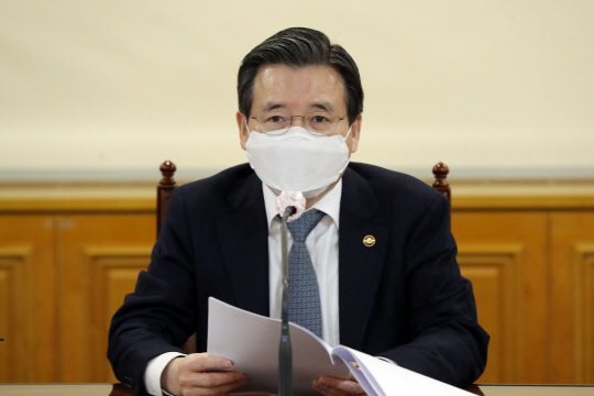 김용범 기획재정부 제1차관이 지난 8일 서울 명동 은행연합회관에서 열린 거시경제금융회의에서 발언하고 있다.  연합뉴스